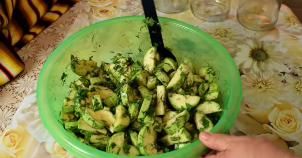 Кухня наизнанку салат из огурцов с горчицей. Кухня наизнанку кабачки на зиму. Кухня наизнанку кабачки маринованные. Грибочки из кабачков.